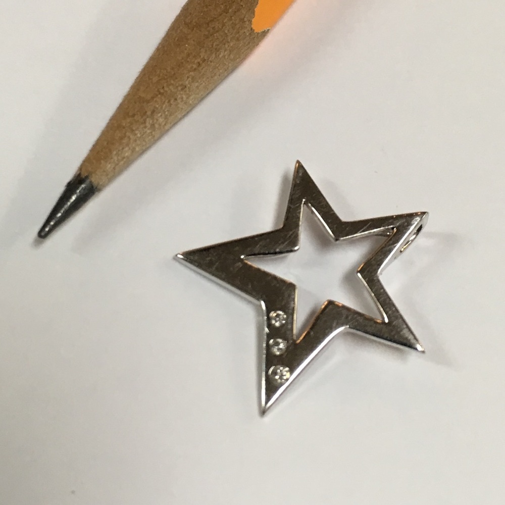 White gold star pendant with 3 real diamonds